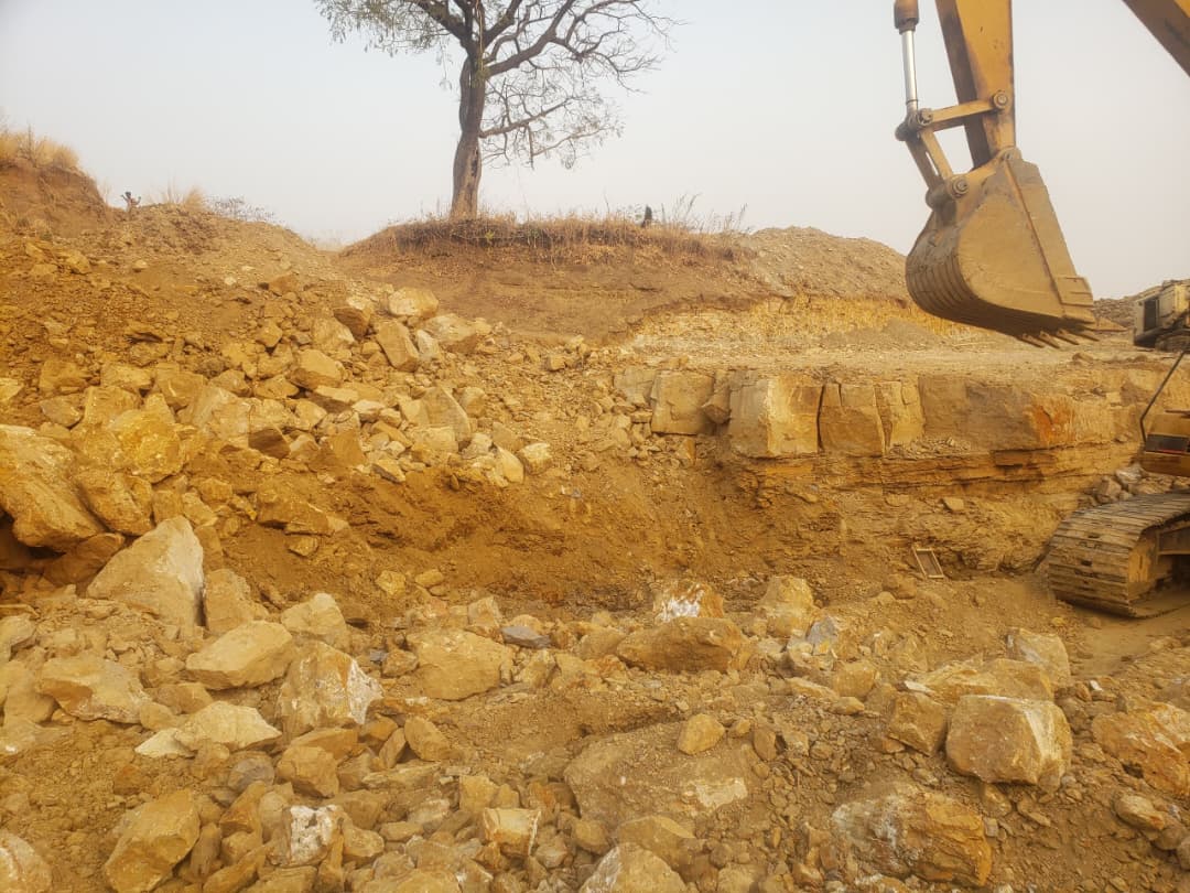 Hydraulic excavator on the working face.